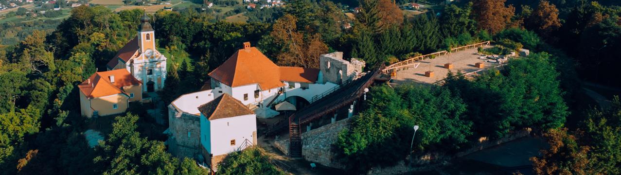 Ostanki gradu Vurberk z letnim prizoriščem in romarsko cerkvijo device Marije vnebovzete.